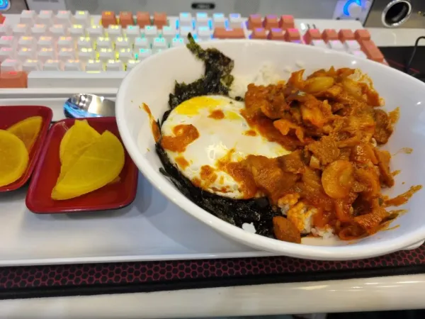 Pc방 와서 제육 냠냠 j