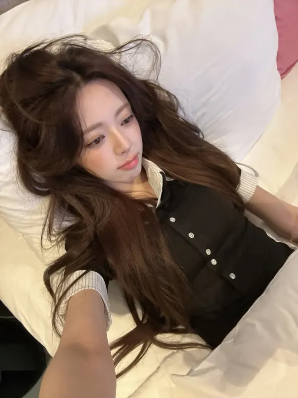 유나 인스타 침대셀카