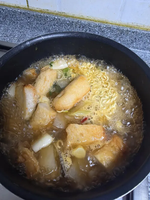 비 오는 날 어묵라면 한 그릇 끓여봤어요