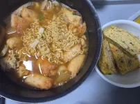 비 오는 날 어묵라면 한 그릇 끓여봤어요