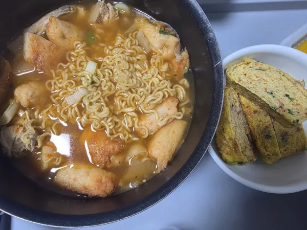 비 오는 날 어묵라면 한 그릇 끓여봤어요