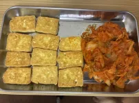 두부김치 먹습니다