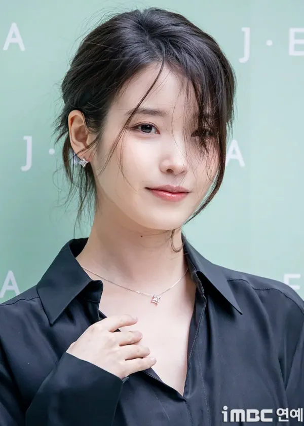 헤어스타일 바꾼 오늘자 아이유.jpg