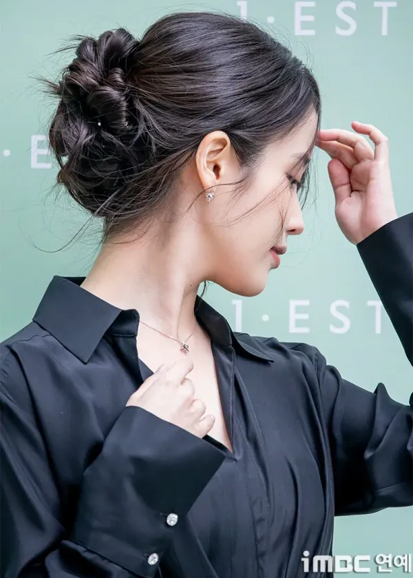 헤어스타일 바꾼 오늘자 아이유.jpg