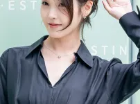 헤어스타일 바꾼 오늘자 아이유.jpg