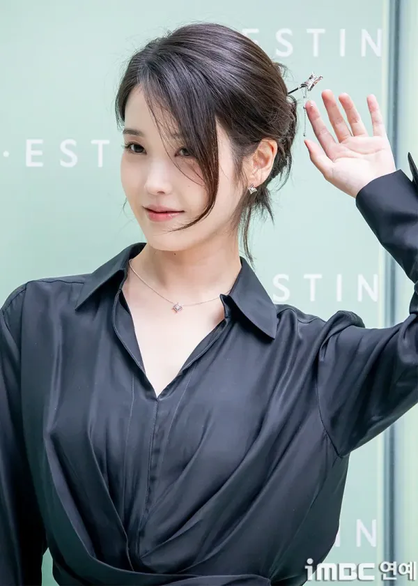 헤어스타일 바꾼 오늘자 아이유.jpg