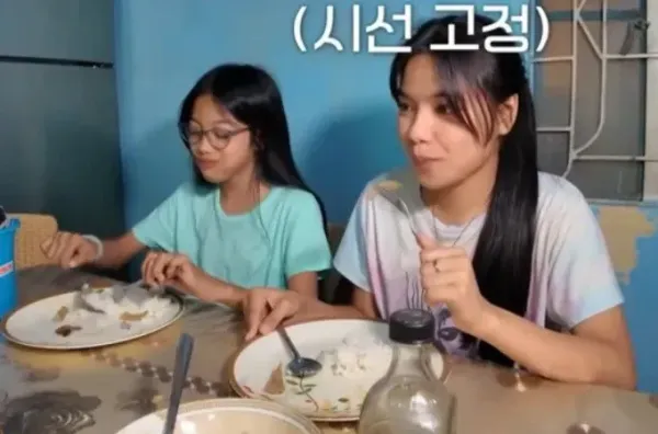 44세 농부를 보는 19세 동남아 소녀의 표정