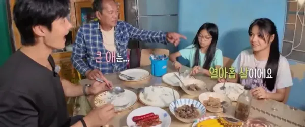 44세 농부를 보는 19세 동남아 소녀의 표정