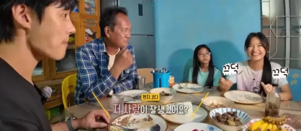 44세 농부를 보는 19세 동남아 소녀의 표정