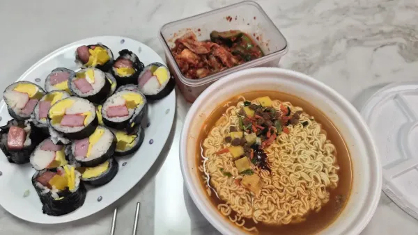 급 야식 김밥 왕뚜껑