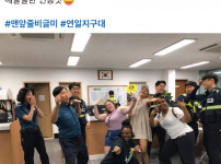 파출소에서 인증샷 찍는 외국인들