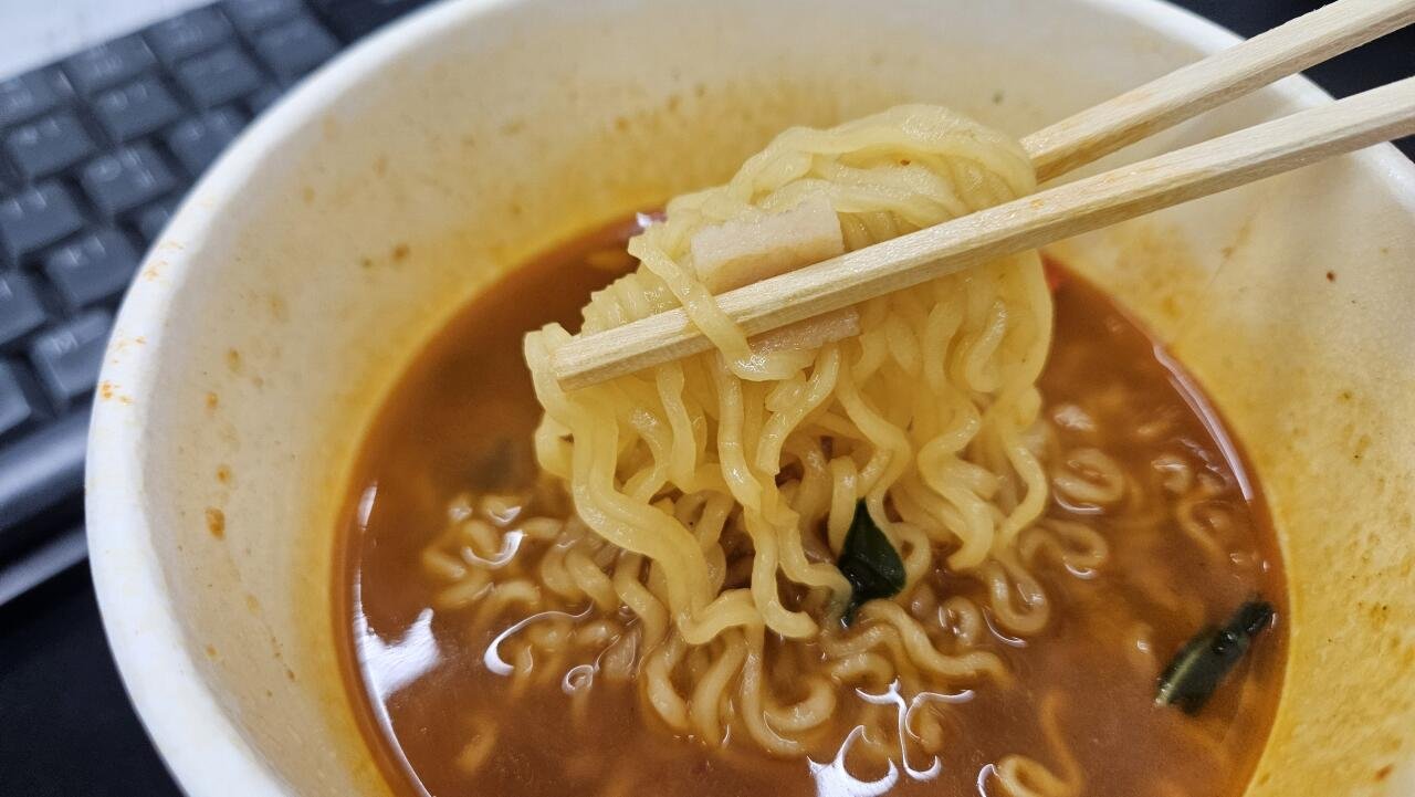 점심 삼김에 컵라면