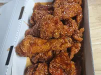 치킨 먹어요 히히