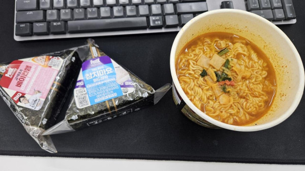점심 삼김에 컵라면