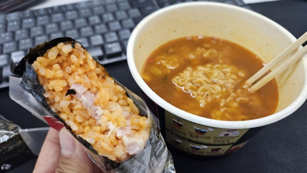 점심 삼김에 컵라면