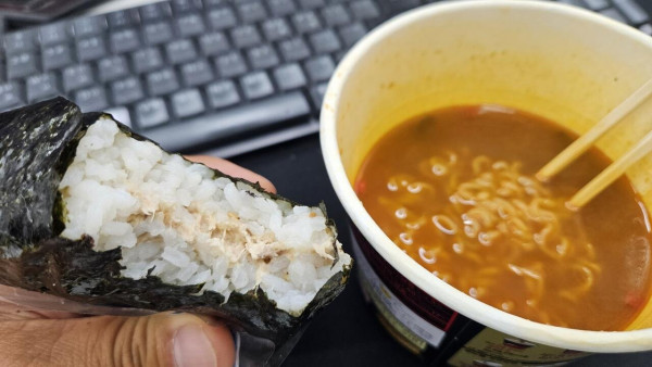 점심 삼김에 컵라면